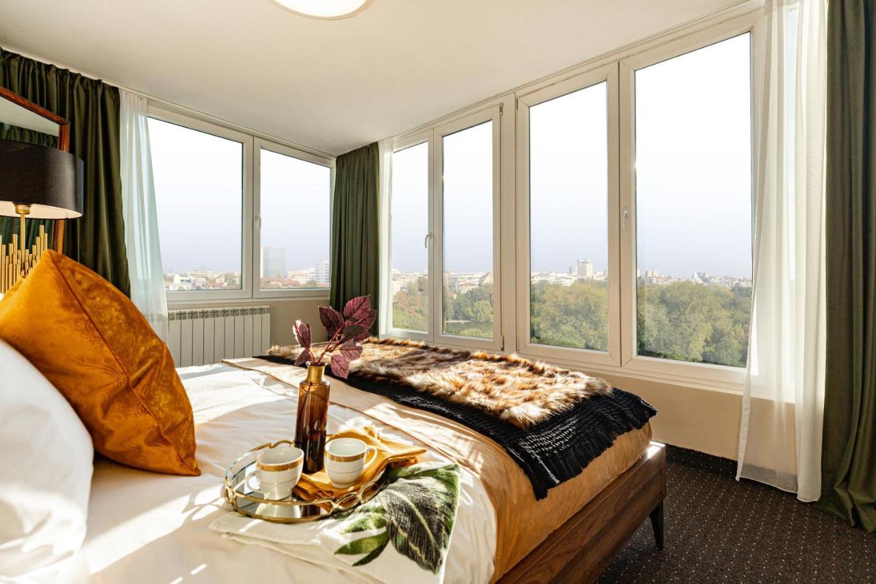 Qult - The Renaissance Affair Apartment