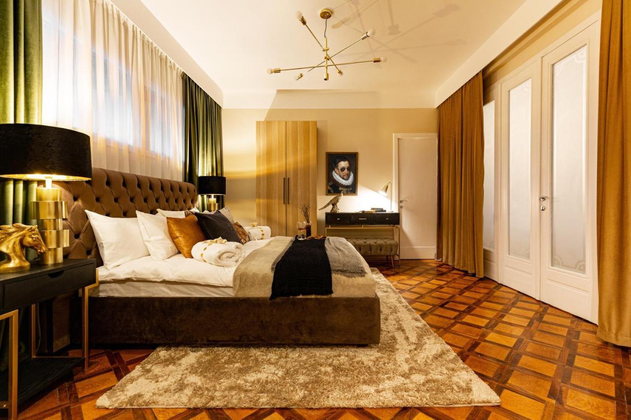 Qult - The Renaissance Affair Apartment