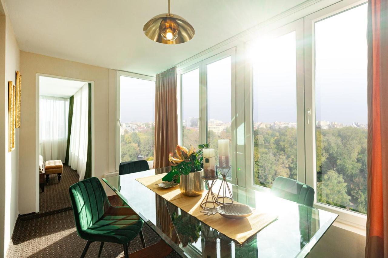 Apartment Qult - The Renaissance Affair *