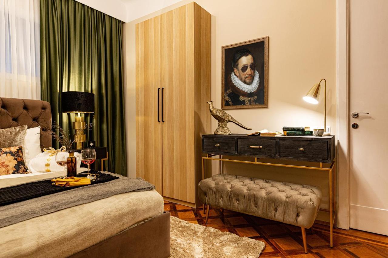 Qult - The Renaissance Affair Apartment *