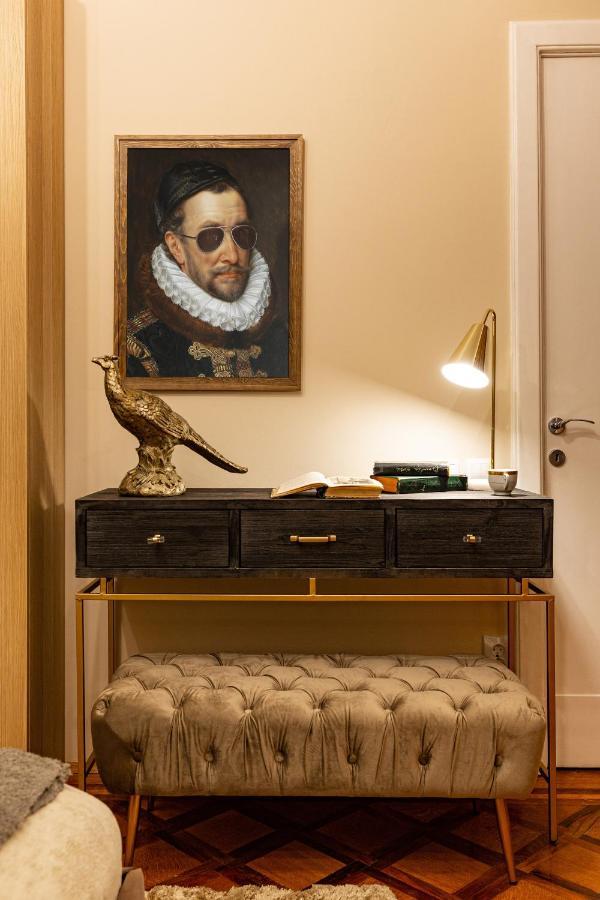 Qult - The Renaissance Affair Apartment *