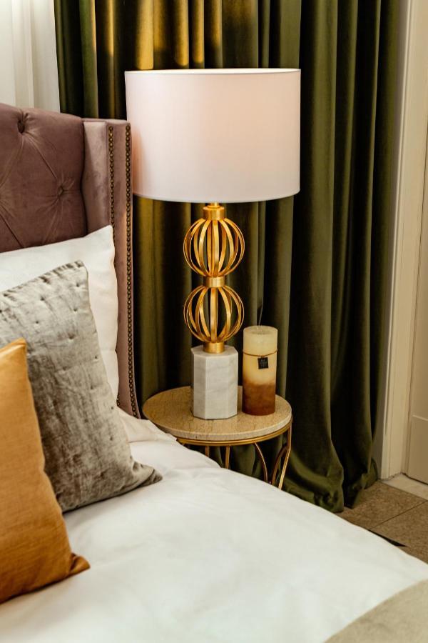 Qult - The Renaissance Affair Apartment *